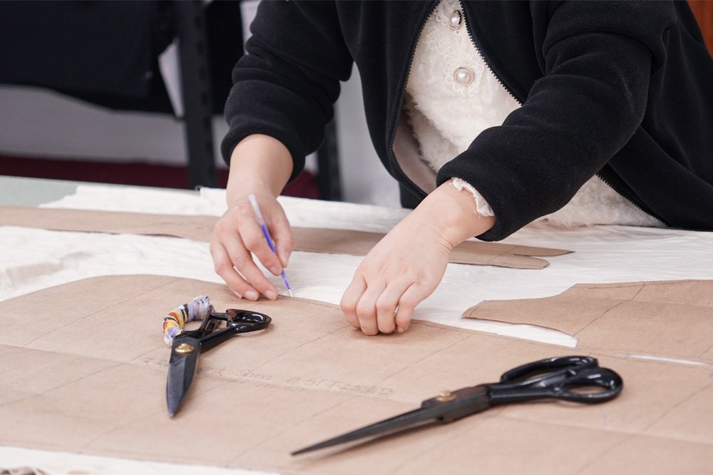 4.Cutting the fabric pieces by the paper templates